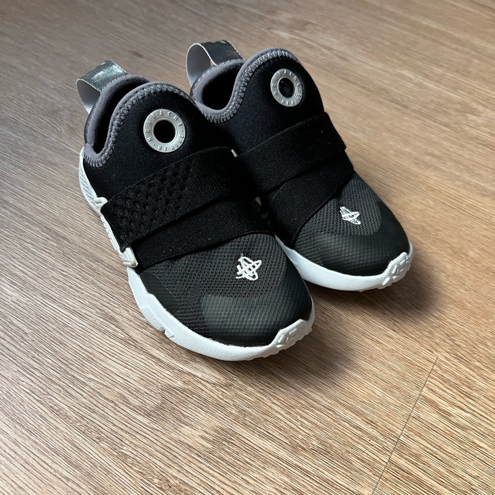 Nike Toddler Boys Slip on Running Sneakers Size 10C.